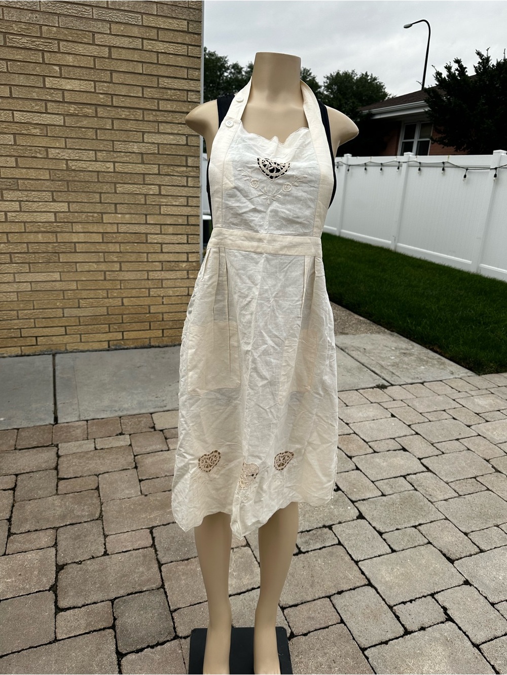 Boolchand’s off-white cotton and lace bib apron. Vintage - Picture 2 of 3